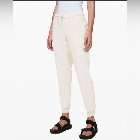 lululemon athletica Pants - Lululemon On the Fly Jogger
Silverstone
W5BZDS
Size 4?